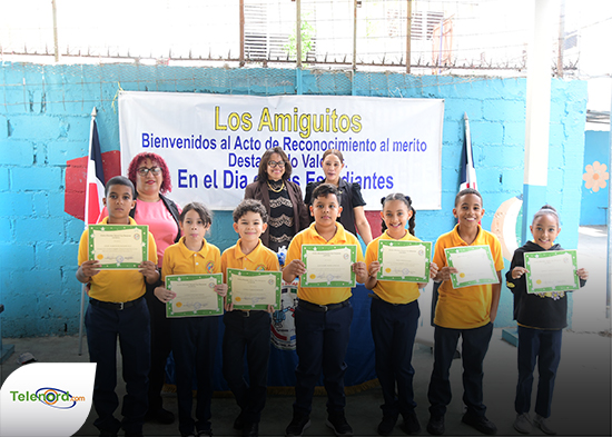 Colegio Los Amiguitos SFM celebra reconocimiento a estudiantes meritorios