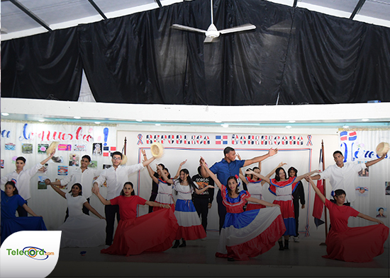 Colegio Santa Rosa de Lima SFM realiza acto por la Independencia Nacional