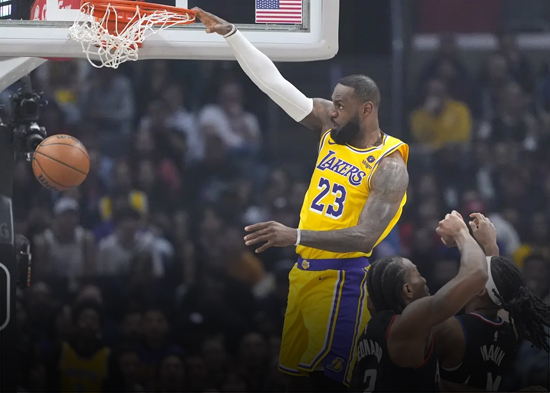 LeBron anota 34 puntos y lidera la remontada de los Lakers