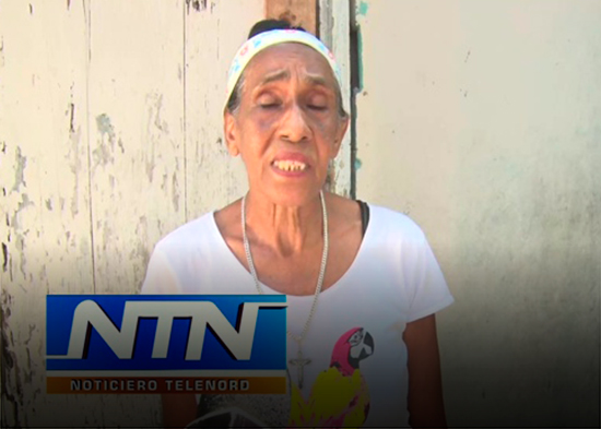 Mujer denuncia pared a punto de colapsar encima de su vivienda