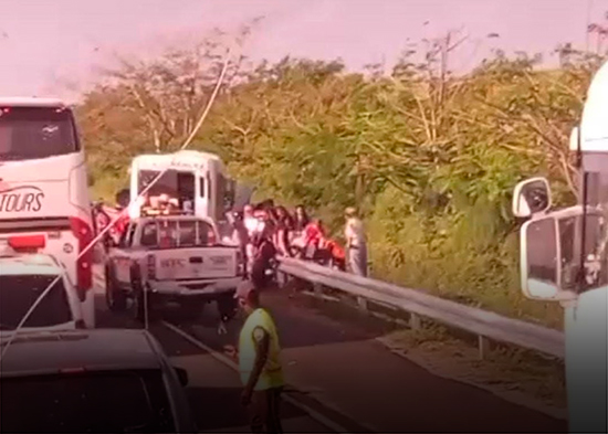 Dos fallecidos y cinco heridos en choque de autobús y camioneta en autovía del Coral