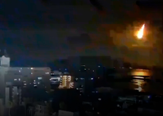 VIDEO: Una intensa y brillante "bola de luz" ilumina el cielo de Japón