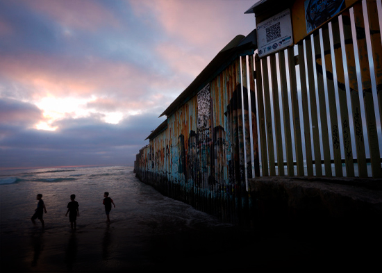 EEUU pintará de negro todo el muro fronterizo con México para evitar que sea escalado