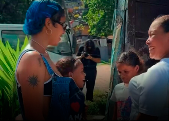 Tokischa y Jompéame llevan ayuda a damnificados por el huracán Melissa en Gualey