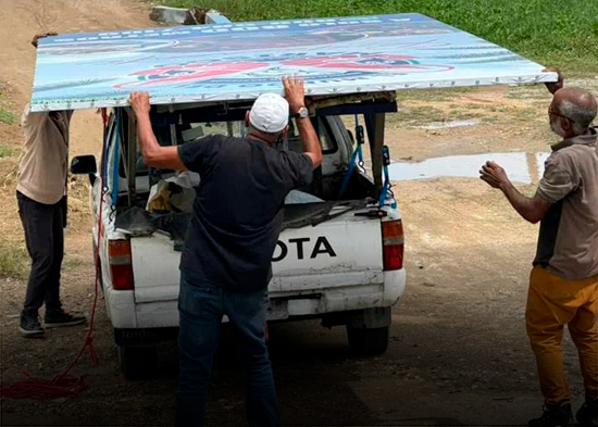 Autoridades retiran vallas publicitarias irregulares en principales carreteras del país