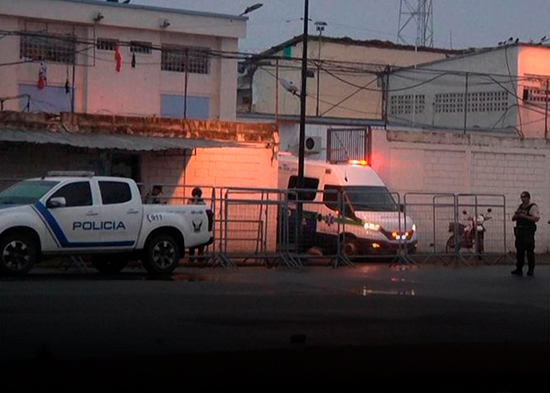 Ecuador traslada a los primeros 300 presos a una megacárcel tras matanza