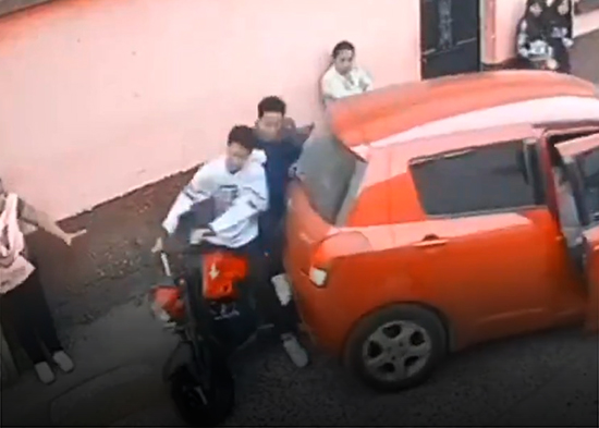 De roce a atropello: conductor pierde la cabeza y embiste con furia a motociclista (VIDEO)