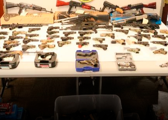 Condenan a 10 años de prisión a hombre que traficaba Glocks, rifles y AK-47 a República Dominicana