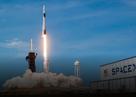 Amazon recurre a SpaceX, rival de Blue Origin, para llevar satélites al espacio