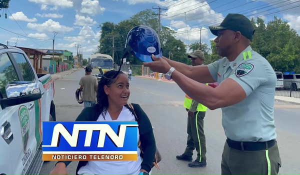 DIGESETT regala cascos protectores a madres en Cotuí