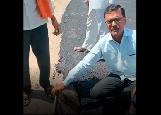 VIDEO: Alzan con las manos una carretera recién construida en la India