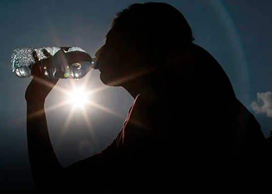 La sofocante ola de calor ataca a la población, sin importar hora del día
