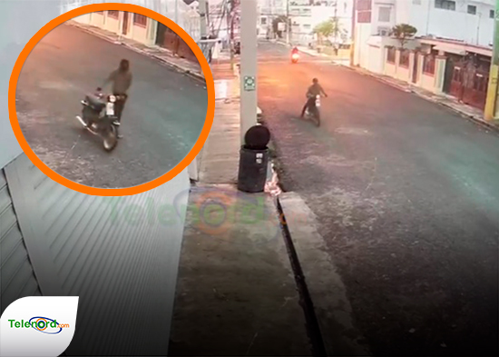 Cámaras captan robo de motocicleta en el Palacio de Justicia de SFM