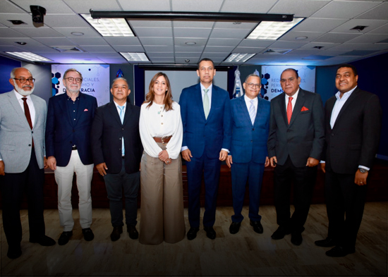 Panelistas abordan auge de la desinformación en la era digital