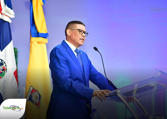 Ricardo Nieves dicta conferencia en la UCNE