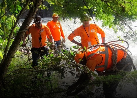 Un desaparecido y tres personas rescatadas tras ser arrastrados por aguas del río Guisa, en Duarte