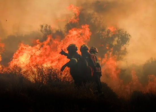 Violento incendio en Creta obliga a evacuar miles de residentes y turistas