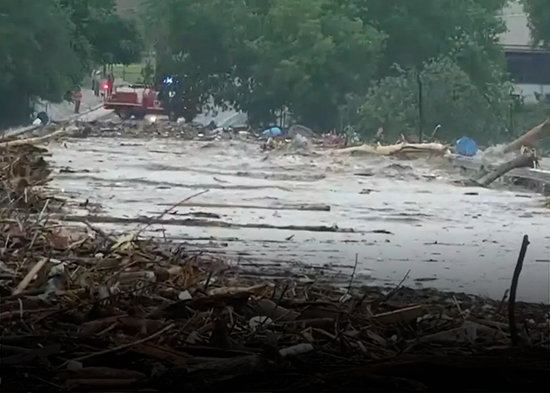 Mueren varias personas en Texas tras inundaciones repentinas y desbordamiento del río Guadalupe