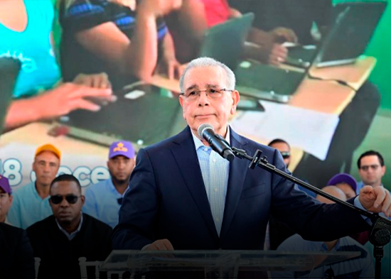 Danilo denuncia el abandono de 11 mil aulas y califica como "criminal" retroceso tanda extendida