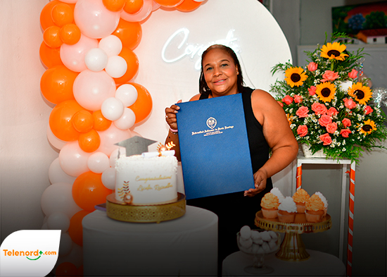 Rosa Elba Brito celebra su título en contabilidad