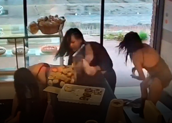 Violento asalto a una panadería en Argentina: la víctima planta cara con un cuchillo (VIDEO)
