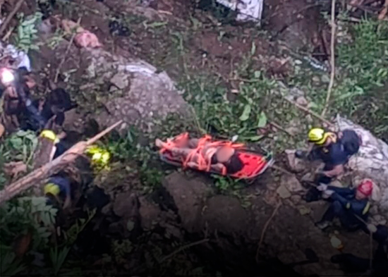 Más de 10 muertos y 20 heridos al caer autobús escolar a un precipicio en Colombia