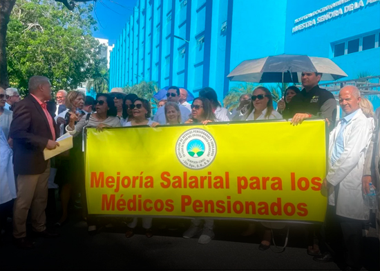 Unos 1,266 médicos pensionados beneficiados con aumento salarial de hasta 100 mil pesos