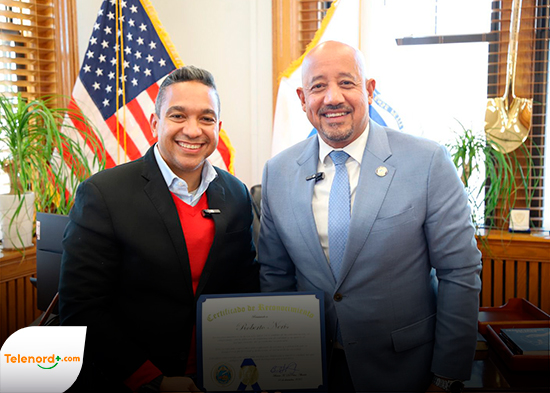Roberto Neris recibe reconocimiento por el alcalde de Lawrence Brian De Peña