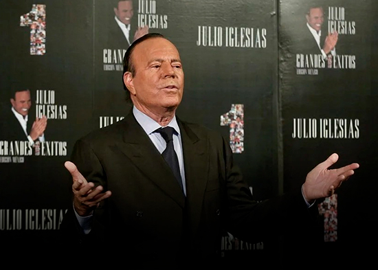 Julio Iglesias estalla y publica mensajes que le enviaban sus presuntas víctimas de acoso