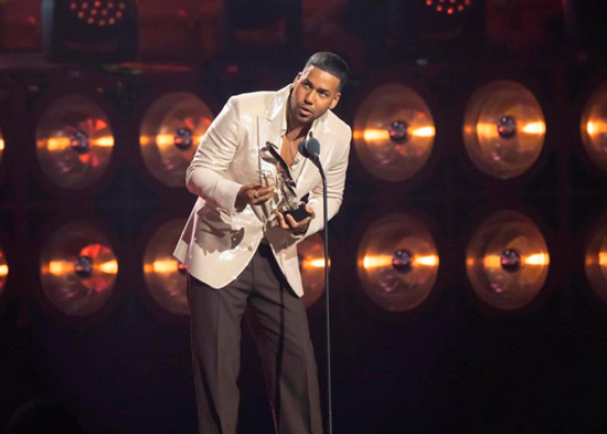Romeo Santos fija su posición contra ICE durante su discurso en Premio Lo Nuestro 2026