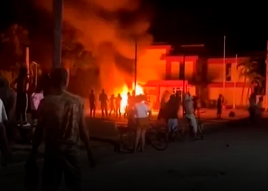 Un grupo de manifestantes asalta una sede del Partido Comunista en la ciudad de Morón, Cuba