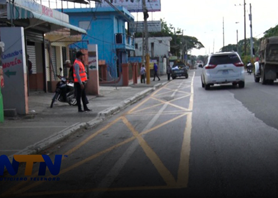 Señalizan carretera para impedir parqueo frente a comedor en Guiza
