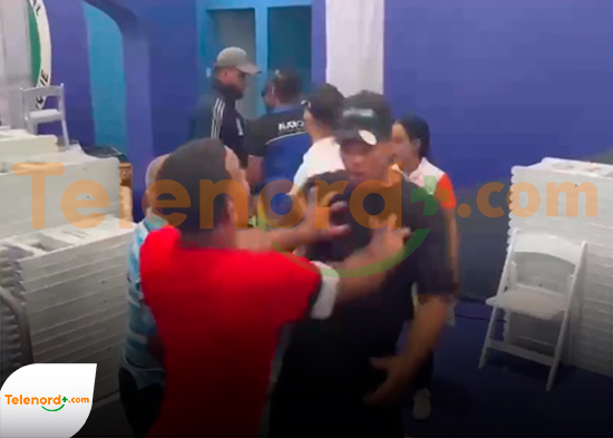 ¡Escándalo en Hato del Yaque! Denuncian brutal agresión durante entrega de títulos en actividad presidencial.