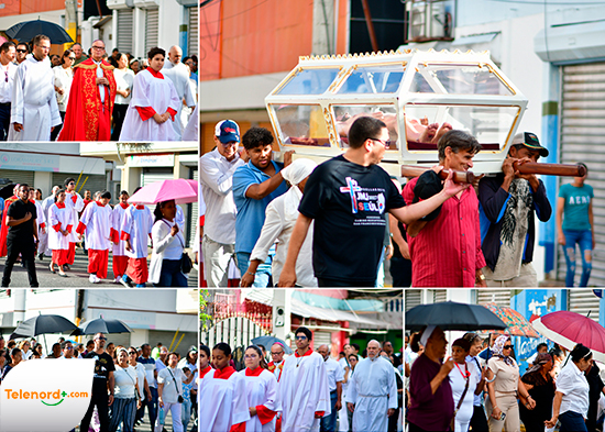 Feligreses católicos participan en la procesión del Santo Entierro en SFM