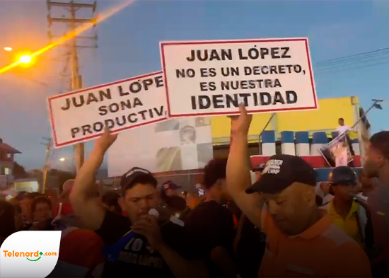 Comunitarios protestan con velas contra cierre de vía en Moca