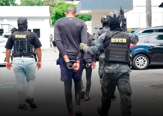 DNCD atrapa a dos hombres lanzando paquetes de presunta cocaína desde una lancha en costas de Baní