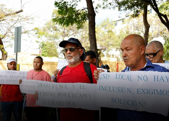 Personas con discapacidad visual y padres de niños con TEA protestan por la reapertura de centro