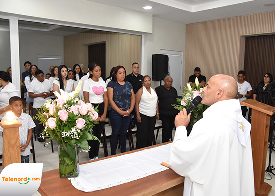 Madres y familias participan en misa conmemorativa del Día de las Madres en Fuente de Luz Memorial Service SFM
