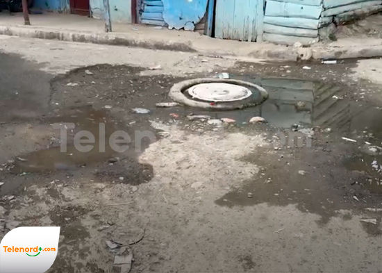 Hedor y aguas negras desesperan a residentes de Cristo Rey, Tenares