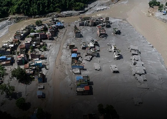 Nepal eleva a 669 los muertos por la riada mientras China da por «prácticamente vaciada» la represa natural