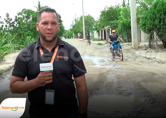Entre hoyos y deterioro: residentes al grito por mal estado de la carretera Pimentel-Las Guáranas