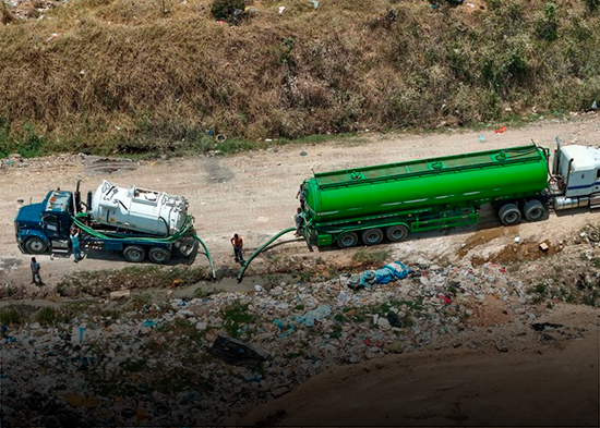 Camiones vierten materia fecal a cielo abierto en el vertedero Duquesa
